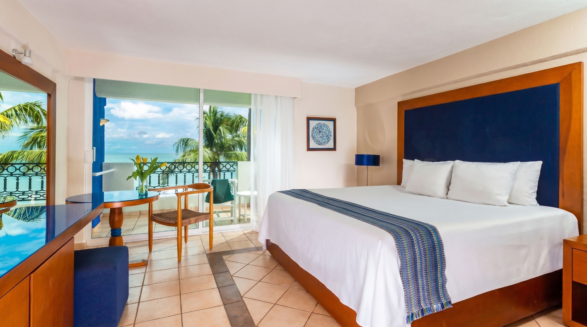 Frente al Mar Deluxe King en Crown Paradise Golden Puerto Vallarta