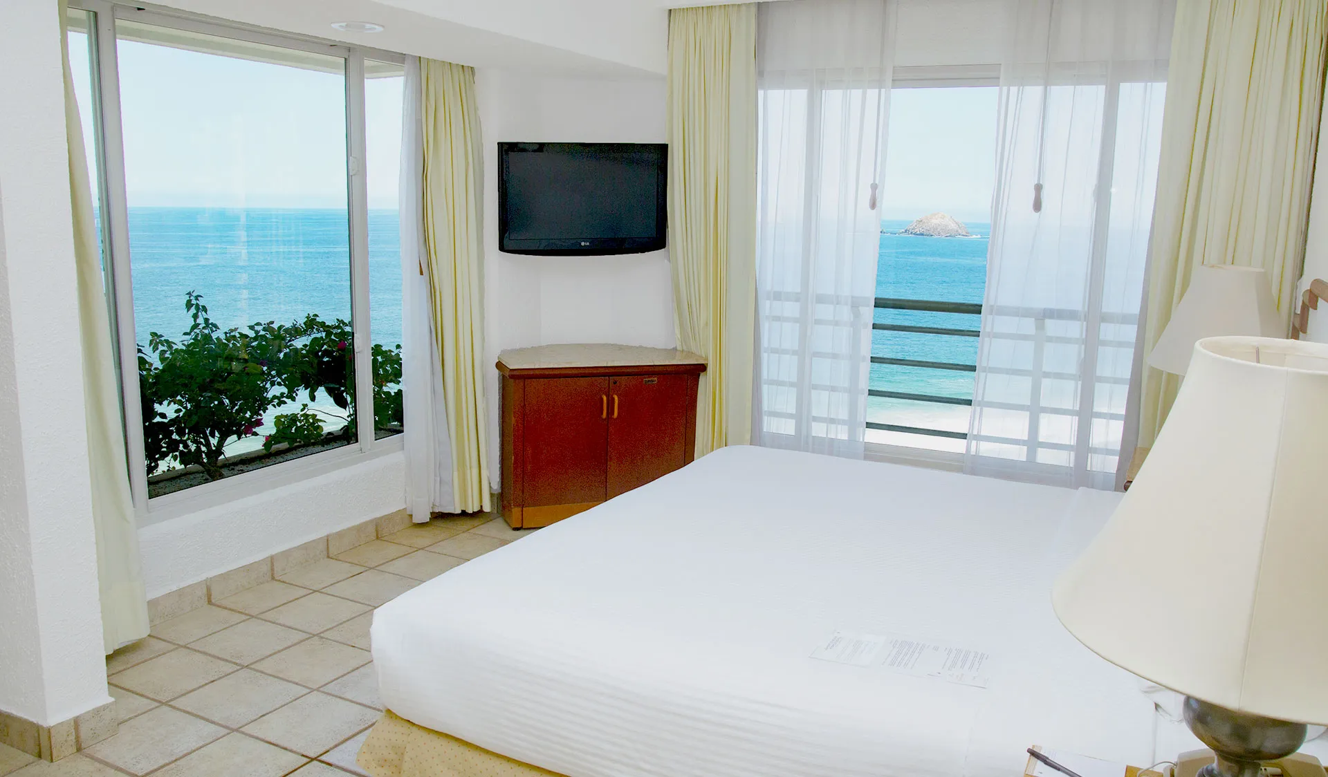 Master Suite Vista a la Montaña en Hotel Emporio Ixtapa